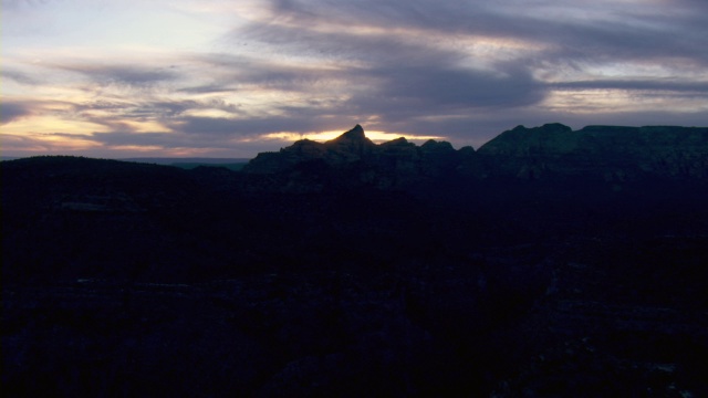 紫色天空映衬着沙漠山脉的轮廓视频素材