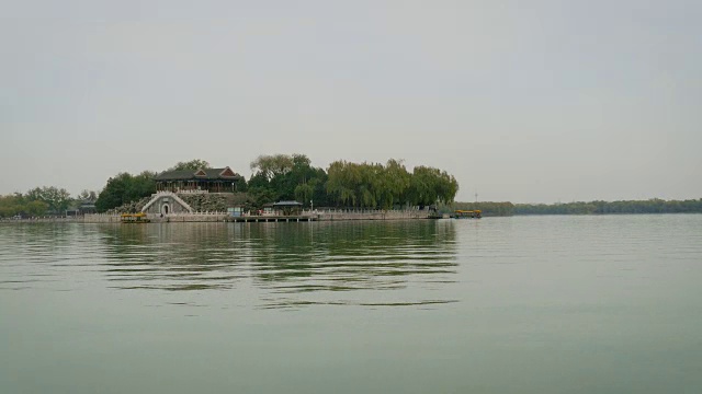 中国北京，颐和园昆明湖上的南湖岛视频素材