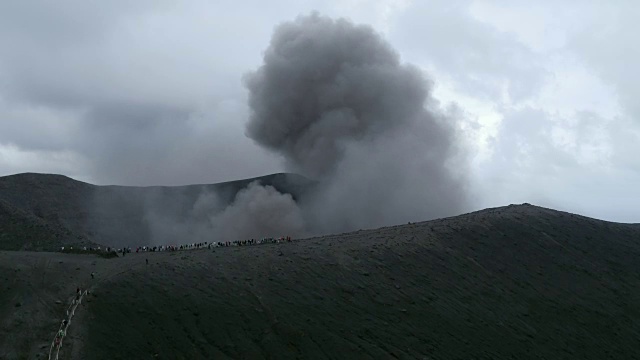 Yasur火山喷发的航拍镜头视频素材