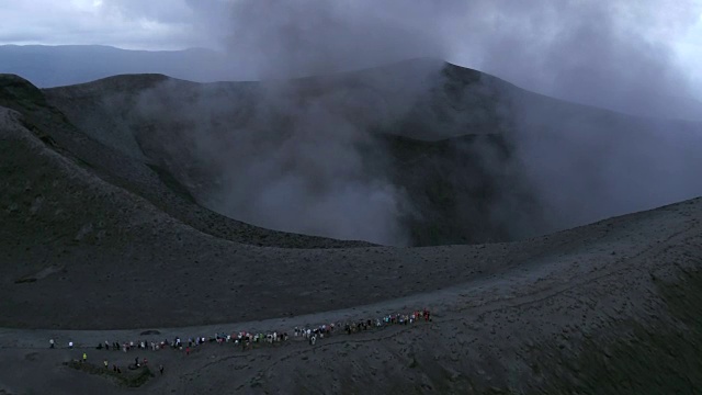 Yasur火山喷发的航拍镜头视频素材