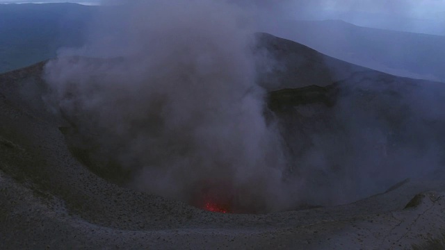 Yasur火山喷发的航拍镜头视频素材