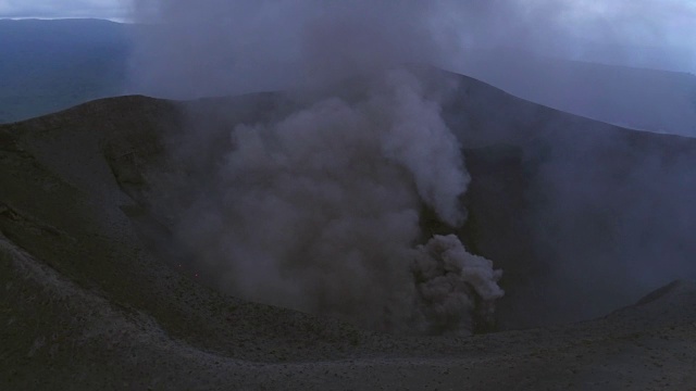 Yasur火山喷发的航拍镜头视频素材