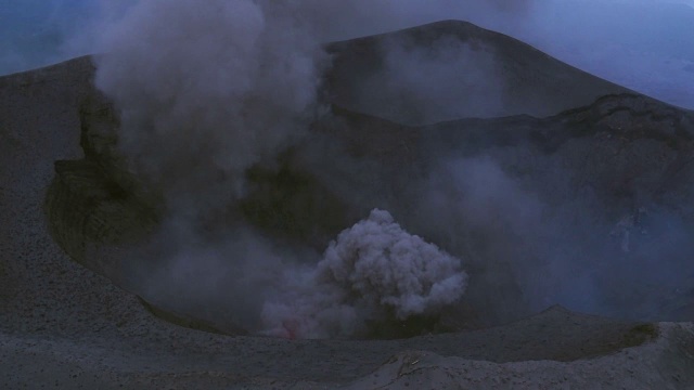 Yasur火山喷发的航拍镜头视频素材