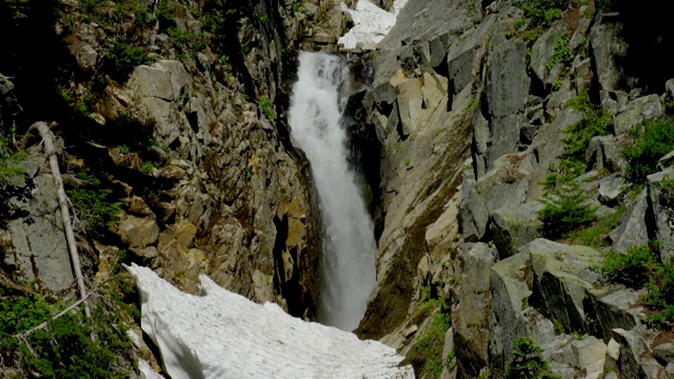 中景瀑布在岩石山坡上视频素材