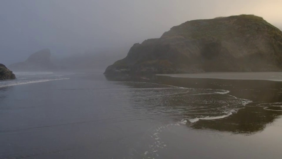 浓雾模糊了俄勒冈州皮斯托河附近的海岸。视频素材