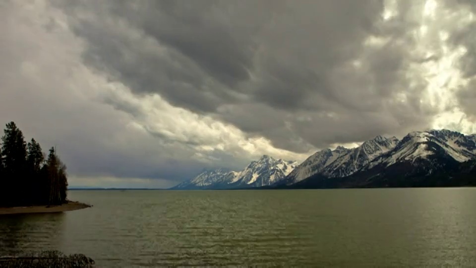 时间推移广角拍摄风暴云杰克逊湖与提顿在背景，怀俄明州视频素材