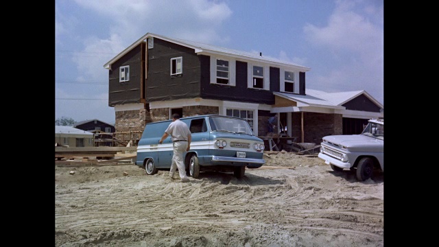 美国建筑工地，一名男子从1963年的雪佛兰面包车中走出来，打开车门视频素材