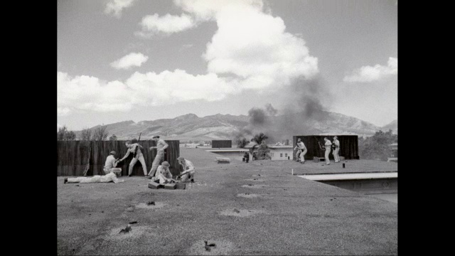 美国夏威夷，士兵们站在建筑顶上，战斗机的子弹在屋顶上爆发视频素材