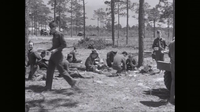 美国陆军士兵在军营里吃食物视频素材