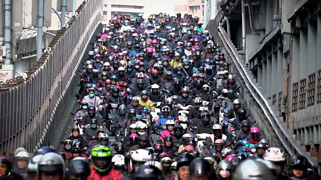 成群的人骑着摩托车，穿过城市的桥上交通拥挤视频下载