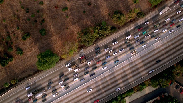 鸟瞰图放大和缩小高速公路与交通/洛杉矶视频素材