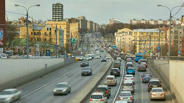 白天，城市的大路上车辆拥挤视频素材