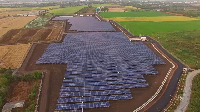 太阳能电池农场鸟瞰图视频素材