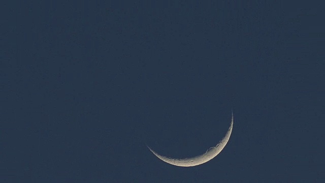 月牙在夜空中移动的时间流逝视频素材