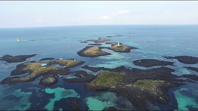 达里尤多岛鸟瞰图(形状像海狗的岛)视频素材