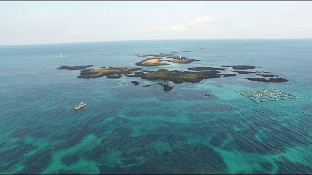 达里尤多岛鸟瞰图(形状像海狗的岛)视频素材