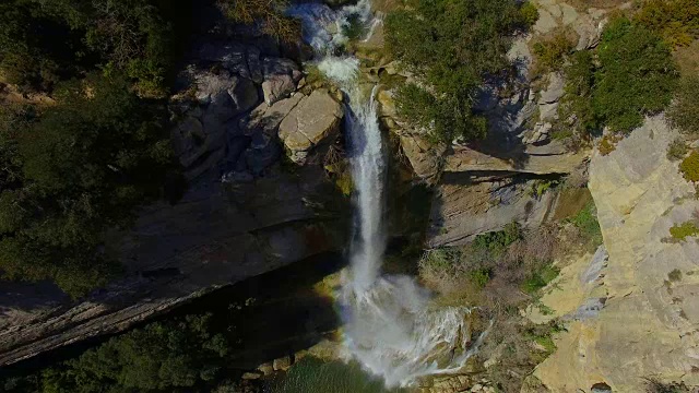 在加泰罗尼亚地区的科尔萨卡布拉山脉的雨季，无人机拍摄了一个令人惊叹的百米瀑布和漂亮的悬崖。4 k UHD。视频素材