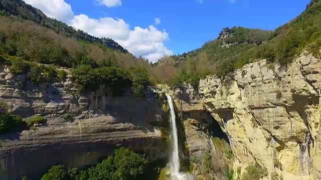 在加泰罗尼亚地区的科尔萨卡布拉山脉，一名敢于冒险的男子在雨季的时候在一个瀑布的顶部自拍，这个瀑布有着丰富的水和数百米的落差，有着令人惊叹的风景。视频素材