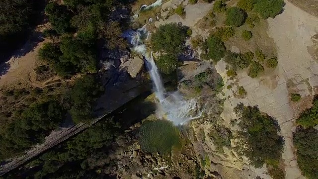 在加泰罗尼亚地区的科尔萨卡布拉山脉的雨季，无人机拍摄了一个令人惊叹的百米瀑布和漂亮的悬崖。4 k UHD。视频素材