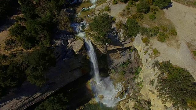 在加泰罗尼亚地区的科尔萨卡布拉山脉的雨季，无人机拍摄了一个令人惊叹的百米瀑布和漂亮的悬崖。4 k UHD。视频素材