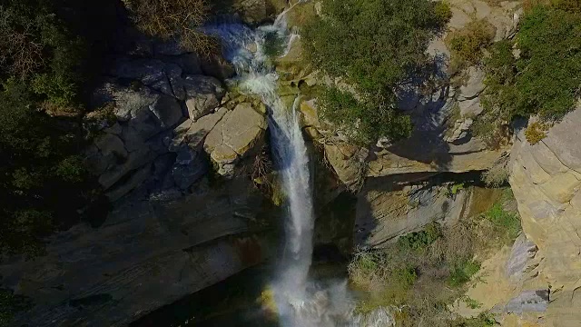 在加泰罗尼亚地区的科尔萨卡布拉山脉的雨季，无人机拍摄了一个令人惊叹的百米瀑布和漂亮的悬崖。视频素材