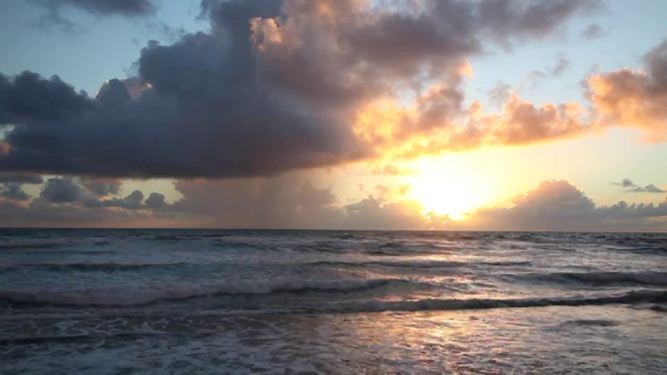 在夏威夷利休的黄金时间里，海浪翻滚到Nukoli'i海滩。视频下载