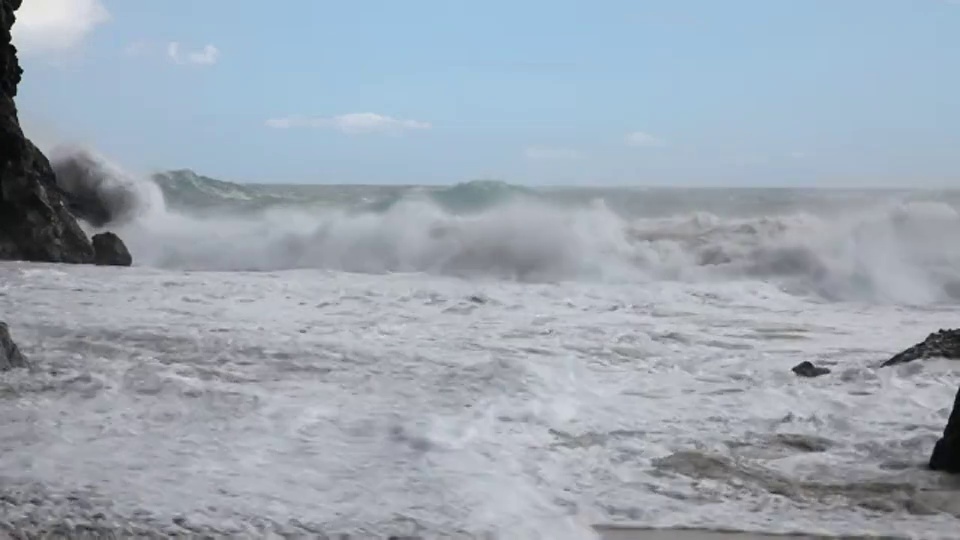 波浪冲击着哈纳卡皮艾海滩的海岸。视频下载