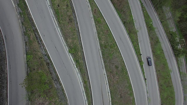 汽车在多风的道路上移动的鸟瞰图，Spluegen Pass，意大利视频素材