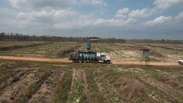 EPIC直升机起飞右跟踪-无人机空中4K空中拍摄特技直升机喷洒农药和杀虫剂在作物和树木上的各种农业生产需要4K运输视频素材