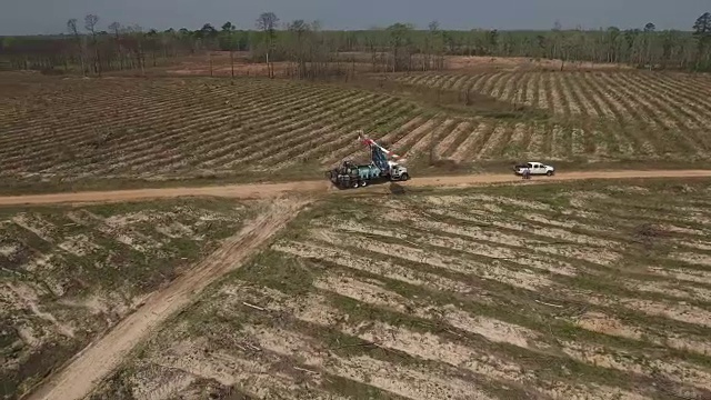 半轨道带起飞跟踪-无人机空中4K空对空拍摄特技直升机喷洒农药和杀虫剂到农作物和树木上，用于生产各种需要4K运输的农业视频素材