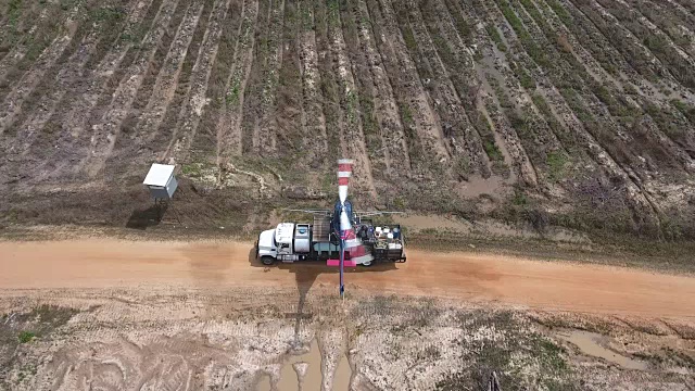 无人机空中4K空中拍摄特技直升机向农作物和树木喷洒农药和杀虫剂，用于生产各种需要4K运输的农业视频素材