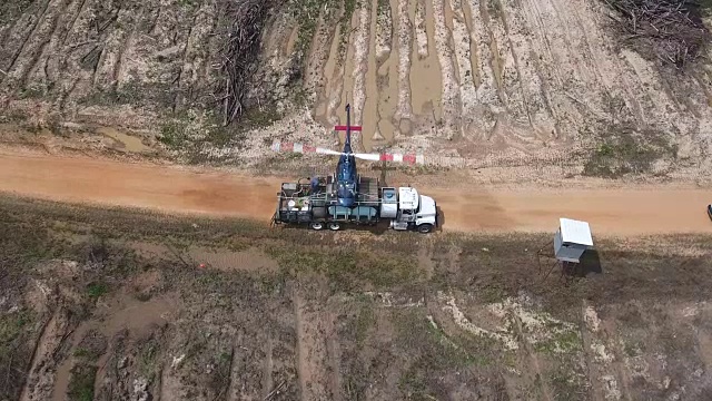 头顶直升机起飞与跟踪-无人机空中4K空中拍摄特技直升机喷洒农药和杀虫剂的作物和树木上生产的各种农业需要4K运输视频素材