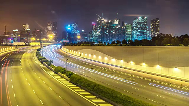 现代城市夜间临水道路交通及城市景观。时间流逝视频素材