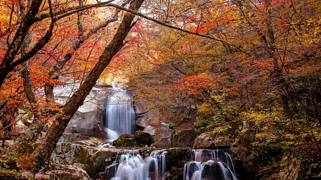 班台山(韩国名山)的枫树环绕的山谷景色视频素材