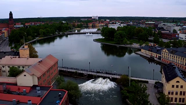 天线:埃斯基尔斯蒂纳城市和河流Eskilstunaån视频下载