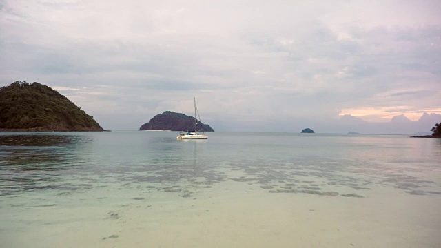 停泊在缅甸群岛一个岛屿旁的海湾里的游艇视频素材