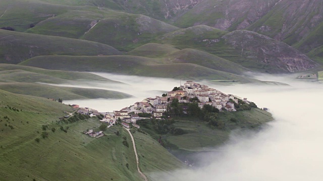 格兰德河畔的Castelluccio村。视频素材