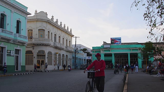 古巴旅游:Leoncio Vidal广场，公园或广场在圣克拉拉市中心。古巴国家纪念碑的建立镜头视频素材