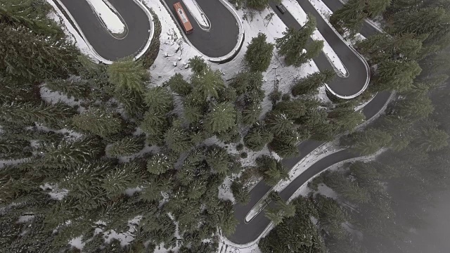 意大利，雪山上，车辆在蜿蜒的道路上行驶的鸟瞰图视频素材