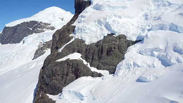 南极洲山脉和冰川周围的天线视频素材