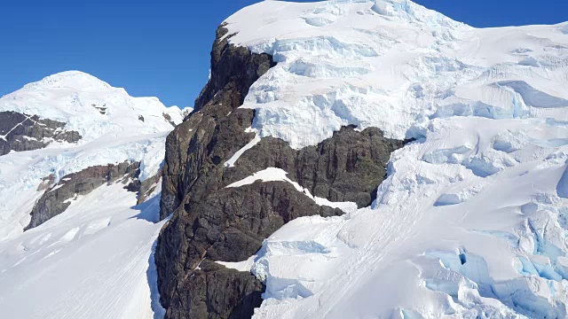 南极洲山脉和冰川周围的天线视频素材