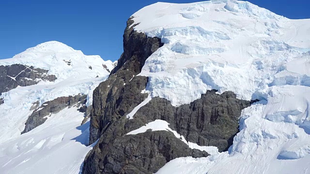 南极洲山脉和冰川周围的天线视频素材