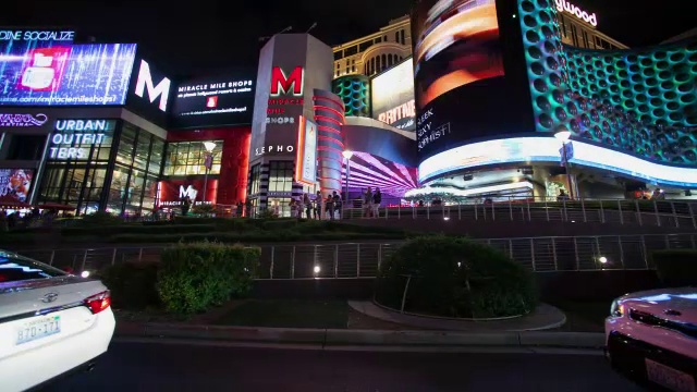 WS POV T/L夜间在街道上行驶的汽车，背景是酒店建筑/美国内华达州拉斯维加斯视频素材