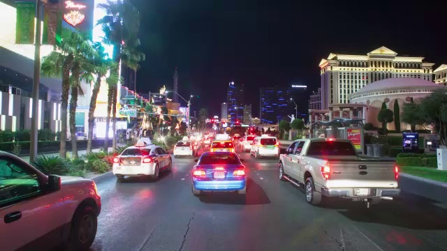 WS POV T/L夜间在街道上行驶的汽车，背景是酒店建筑/美国内华达州拉斯维加斯视频素材