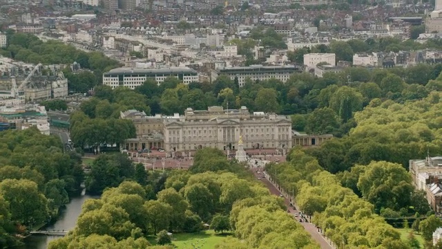 WS AERIAL POV ZO白金汉宫在城市/伦敦，英国，英国视频素材