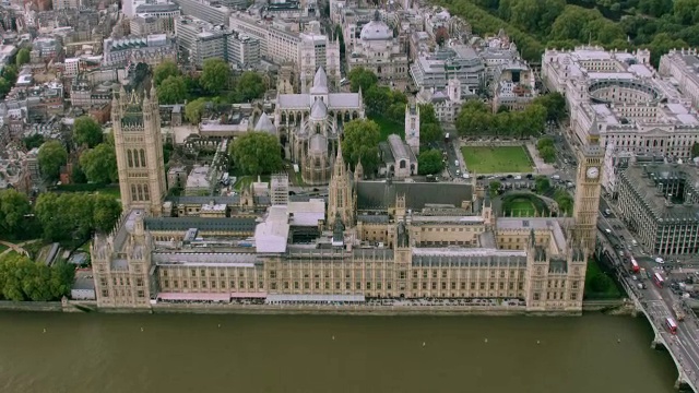 英国伦敦市，泰晤士河旁的大本钟建筑的WS AERIAL POV视图视频素材