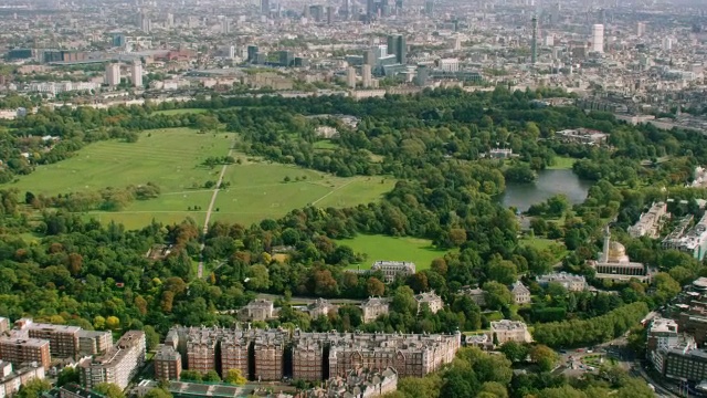 WS AERIAL POV ZI View of Palace with city / London，英国，英国视频素材