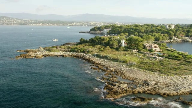 WS AERIAL POV在法国戛纳海边拍摄的Hotel Du Cap Eden Roc视频素材