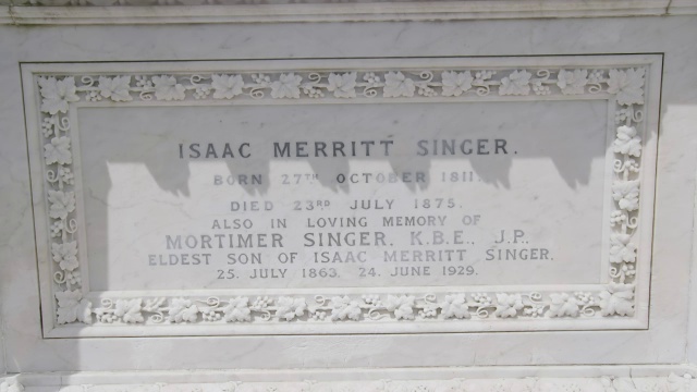 艾萨克·梅里特·辛格(Isaac Merritt Singer)墓上的CU牌匾，英国，托基视频素材