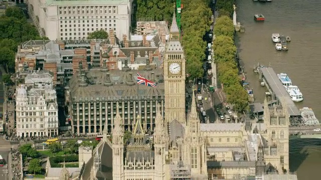 英国伦敦市，泰晤士河旁的大本钟建筑的WS AERIAL POV视图视频素材